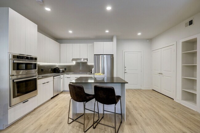 Building Photo - 2137 Pelham Dr