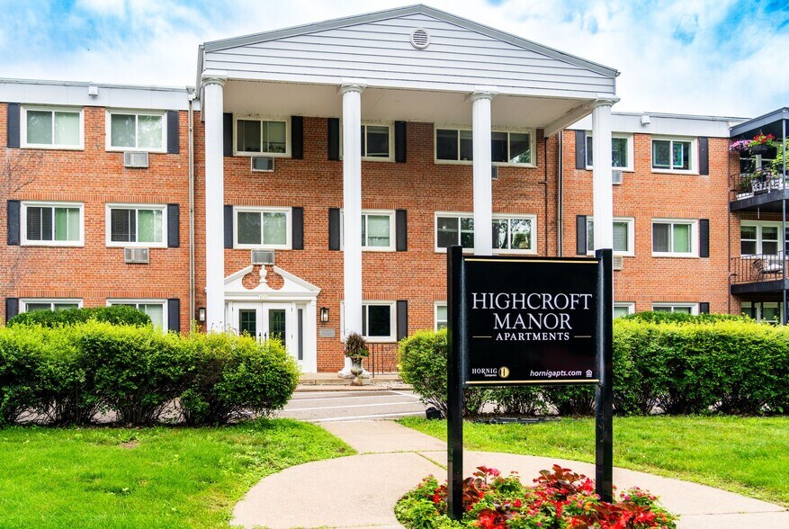 Building Photo - Highcroft Manor Apartments Located in Wayzata, MN