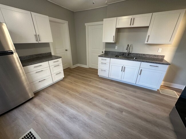 Building Photo - BEAUTIFUL RENOVATED NEW 4 BEDROOM 2 BATH H...