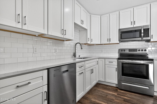 Building Photo - 6 Arrow St