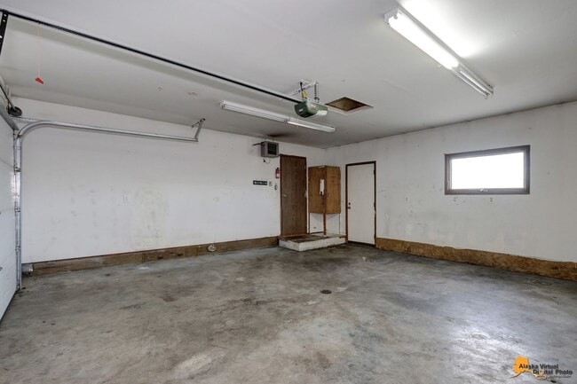 Building Photo - Cozy Abbott Loop Single Family Home w/ Gar...