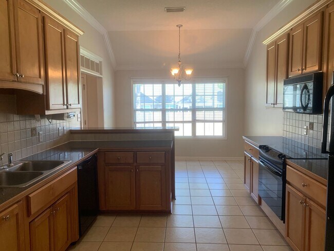 Building Photo - 4bd/2ba located in the Highlands Subdivision right off of Bemiss.