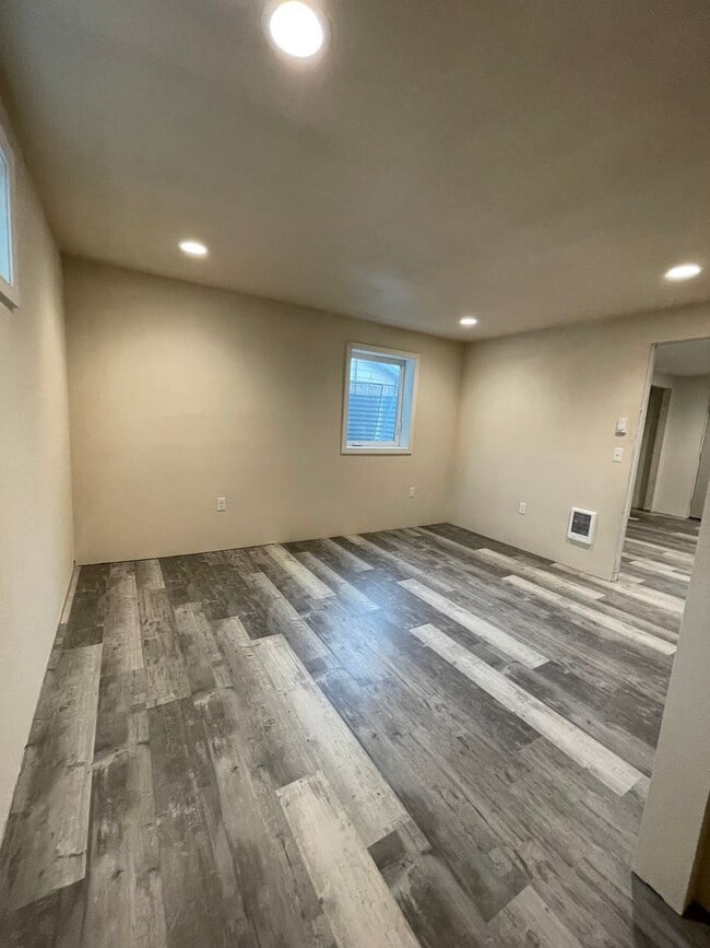 Building Photo - 1 Bedroom, 1 bath lower basement apartment!