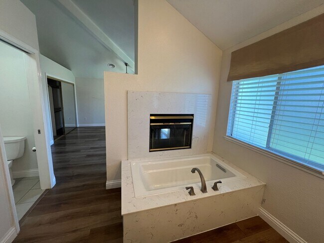 Building Photo - 4-bedroom single story home in Turlock!