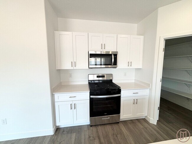 Building Photo - LIKE NEW Home in Long Valley!