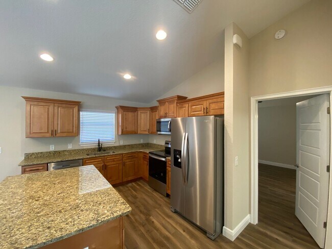 Building Photo - Custom Home - Desirable SE Ocala Neighborhood 3/2/2 **Available Soon**