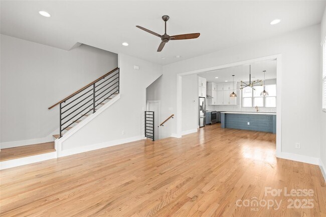 Building Photo - 2027 Isom St