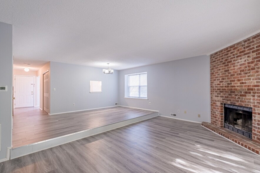 Building Photo - 1101 Doolittle Dr