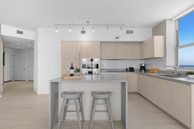 Building Photo - 4010 S Ocean Dr