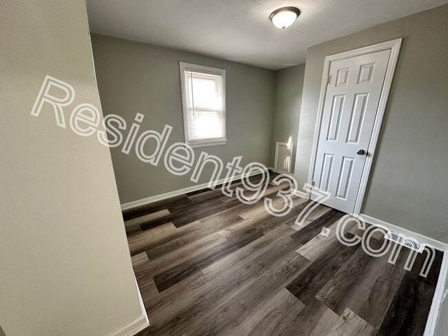 Building Photo - Spacious 3 Bed 2 bath Home