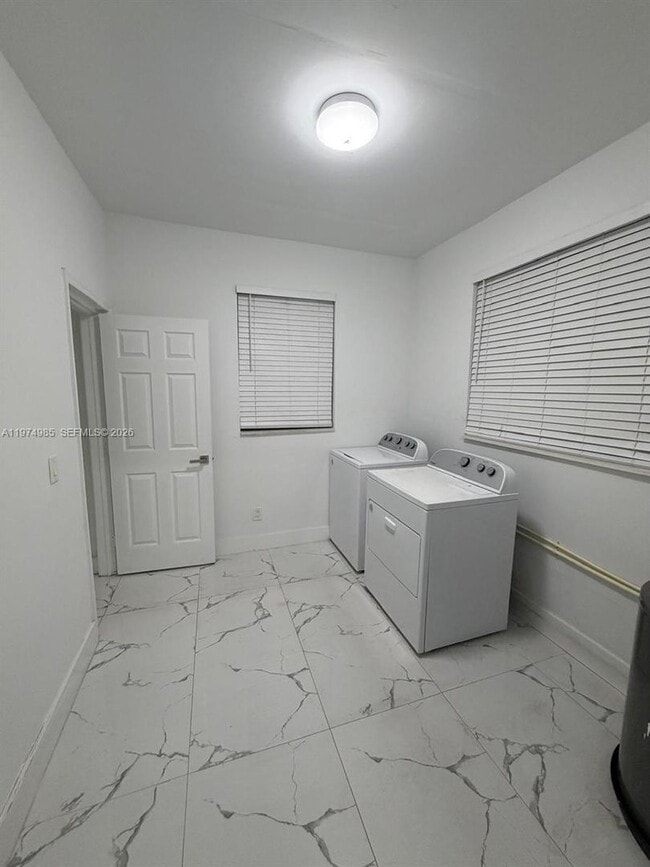 Building Photo - 345 SW 49th Ave