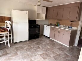 Building Photo - 133 S Main St