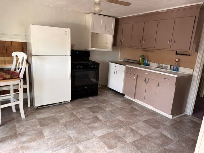 Building Photo - 133 S Main St