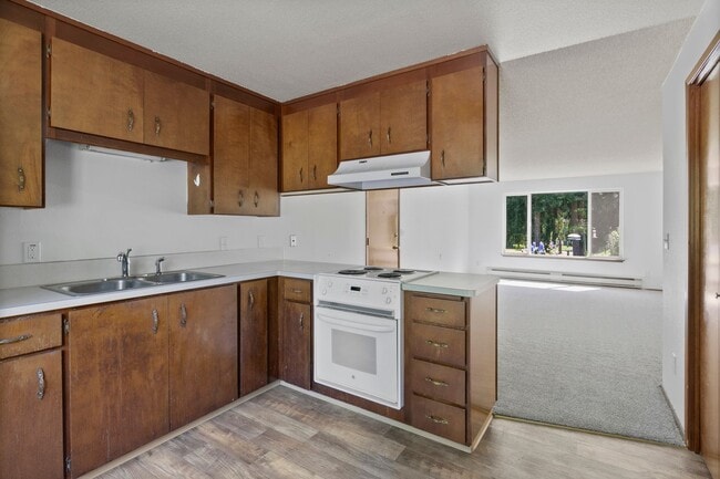 Building Photo - $1,500 - 2 Bed / 1 Bath - Recently Renovated in Private Setting
