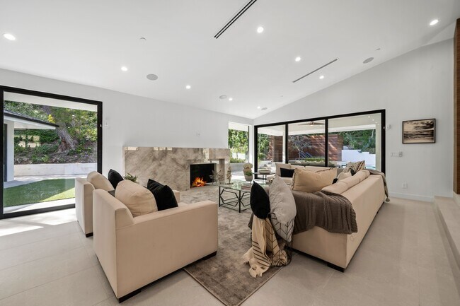 Building Photo - 16110 Clear Oak Dr