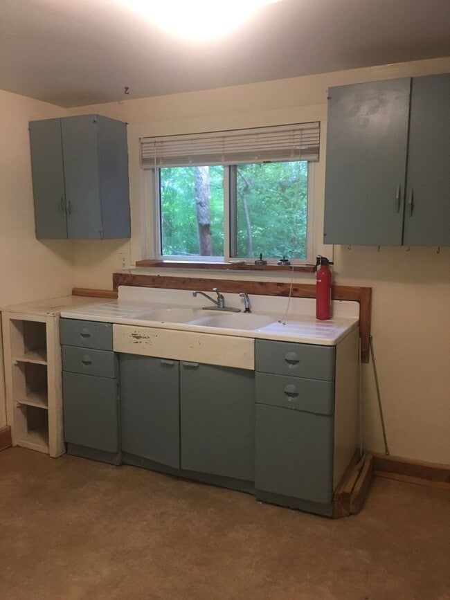 Building Photo - 1 bedroom , 1 bath Studio Duplex