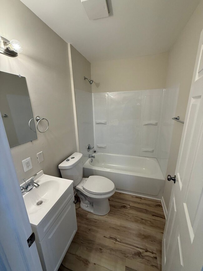 Building Photo - 1 Bedroom apartment with a bonus Den- Available today! - Price Reduced