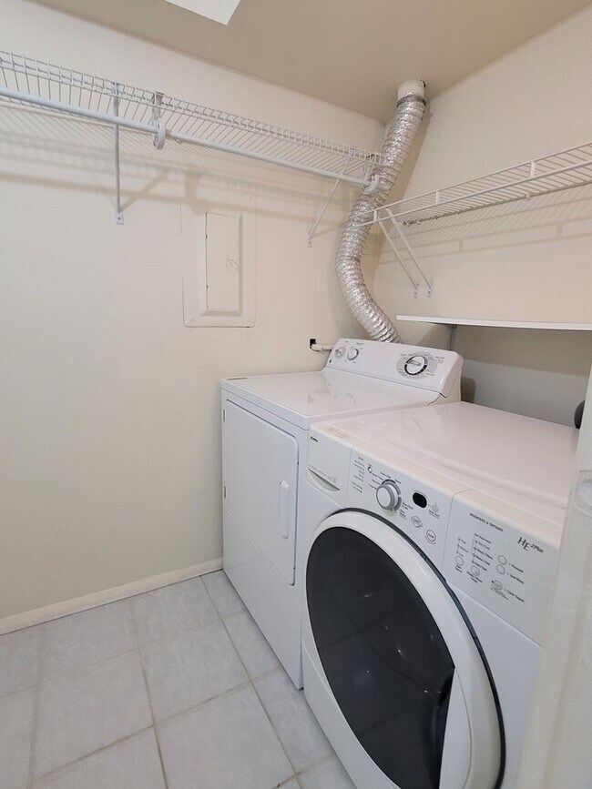 Building Photo - 2 Bedroom Condo in Hunting Ridge