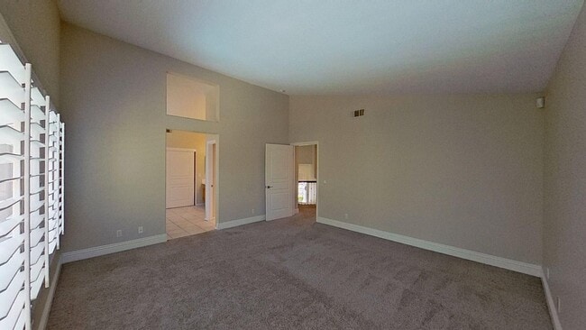 Building Photo - 4749 E Bradford Ave