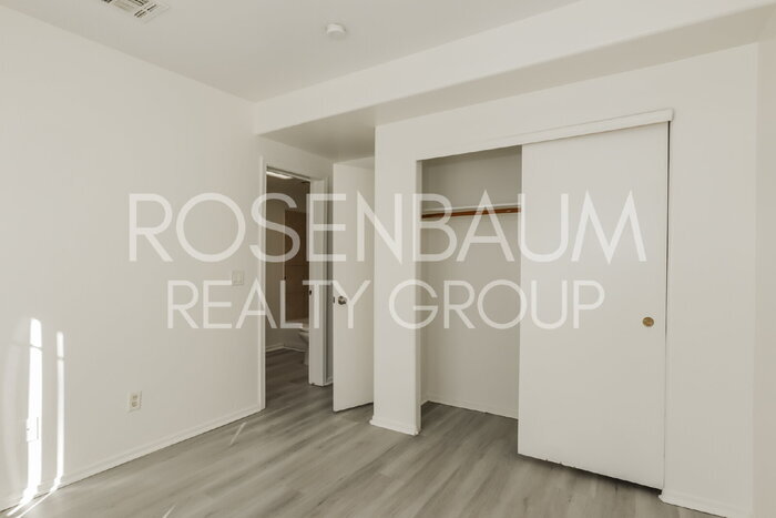 Building Photo - 354 W Delano St