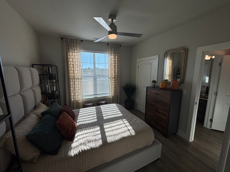 Building Photo - 425 El Rio St