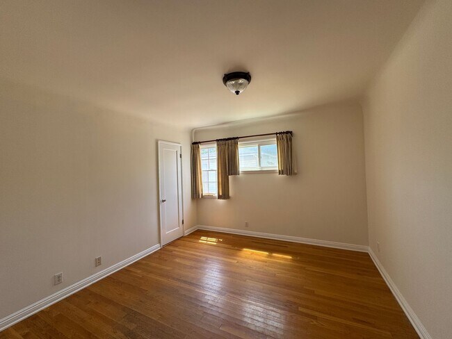 Building Photo - LOVELY 4BD 1,5BA HOME W/Large Backyard