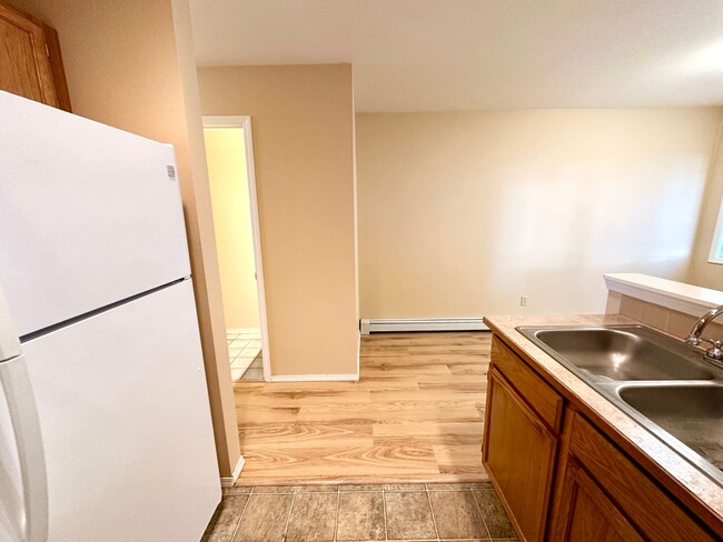 Building Photo - 2 Bedroom 1.5 Bath Townhome for Rent with ...