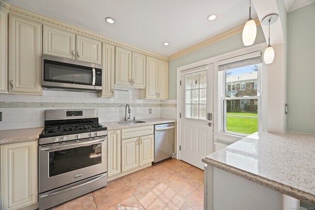 Building Photo - 246 Glenbrook Rd