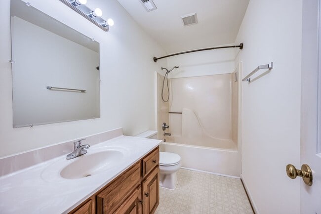 Building Photo - Very Well Maintained Midlothian Home Available NOW!