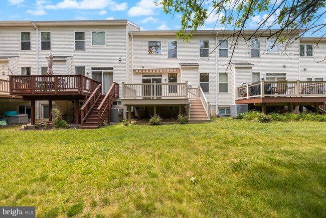 Building Photo - 805 Thicket Ct