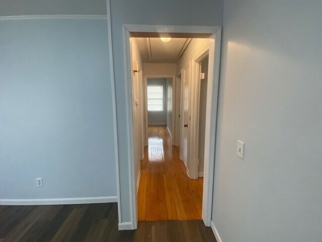 Building Photo - 221 Ramblewood Dr
