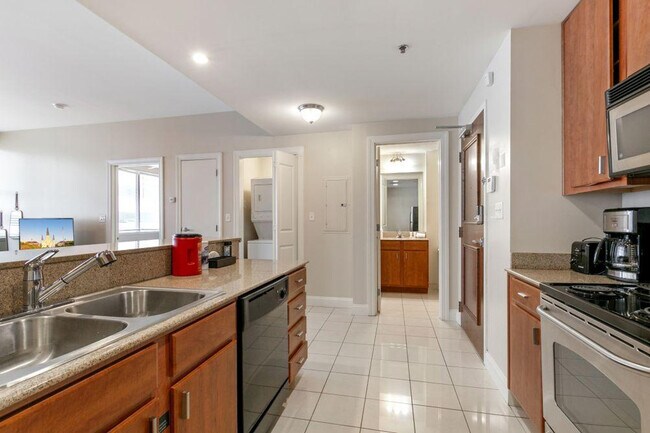 Building Photo - 925 Common St