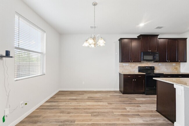 Building Photo - 4 Bedroom/2.5 Bath Paloma Subdivision