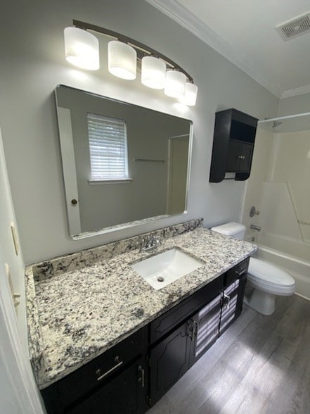 Building Photo - 213 Dahlia Dr