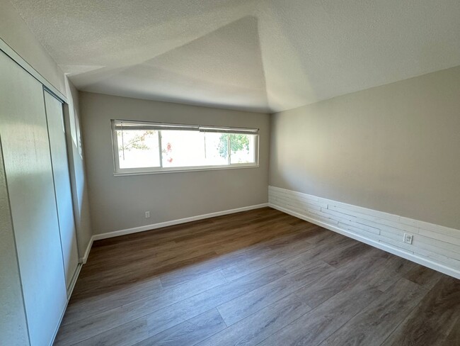 Building Photo - Beautiful two story townhome in Sunset Par...