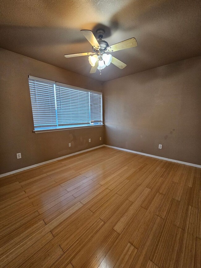 Building Photo - (2) Bed/(2.5) Bath Townhome Avail Now! Pool Access!