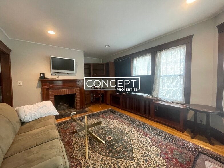 Building Photo - 13 Story St