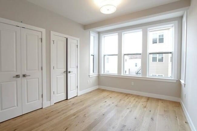 Building Photo - Room Available in Modern 2BR Condo – Jeffr...