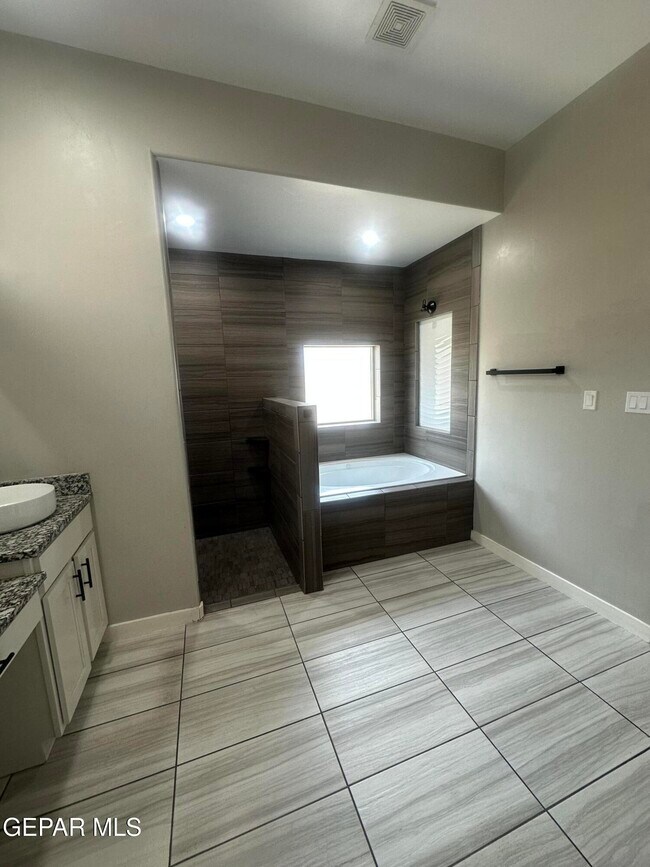 Building Photo - 13104 Red Cove