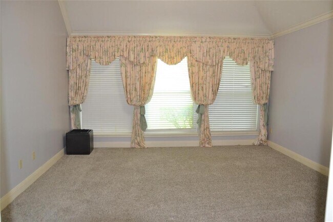 Building Photo - 15127 Greenleaf Ln