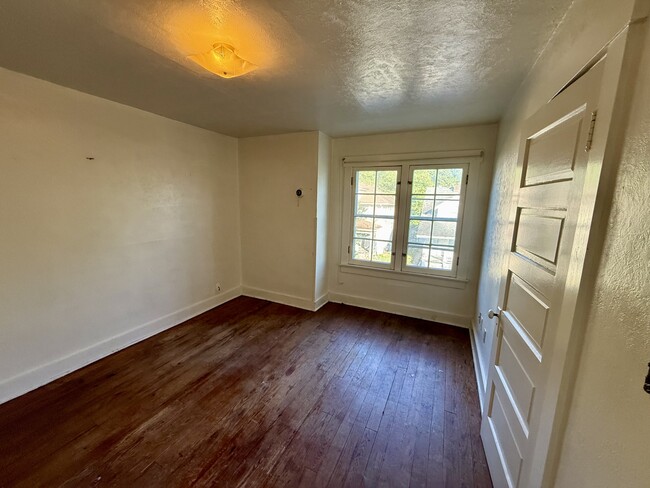 Building Photo - 44 E Parkwood Dr