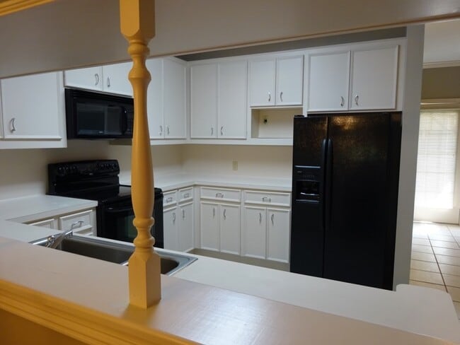 Building Photo - 2420 Stone Hollow Dr