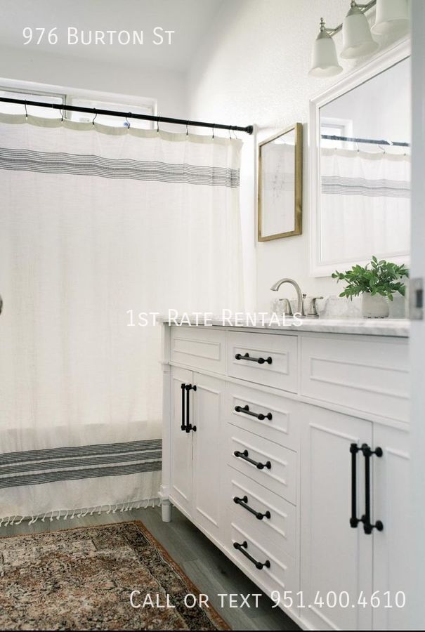 Building Photo - 976 Burton St