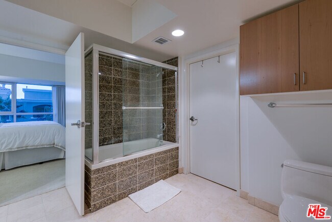 Building Photo - 13700 Marina Pointe Dr