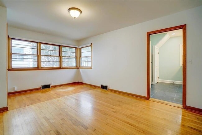 Building Photo - 1115 E Johnson St