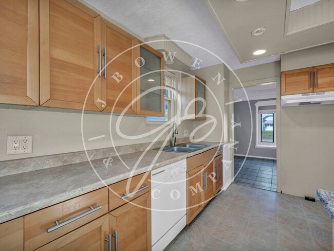 Building Photo - 3-Bedroom 1 1/2 Bathroom home in West Toledo with Hardwood Floors!