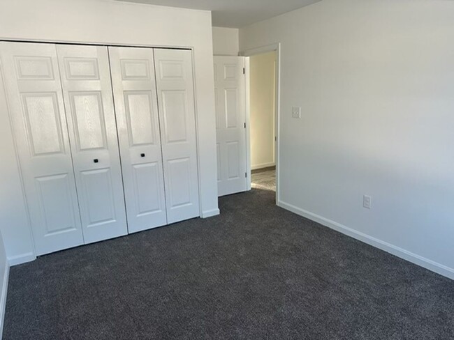 Building Photo - Beautiful 3 Bedroom, 1.5 Bath Townhome in ...