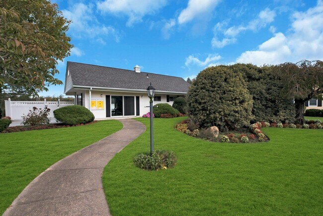 Building Photo - 2555 Youngs Ave
