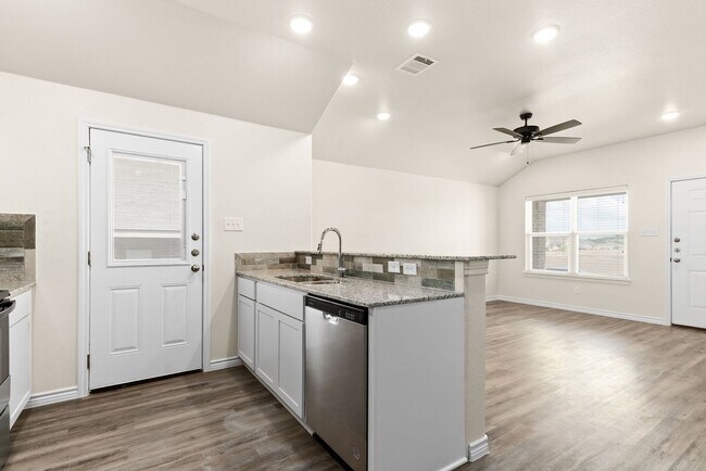 Building Photo - 305 Lost Trl