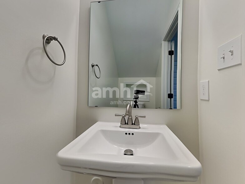 Building Photo - 1016 Carter Ridge Dr